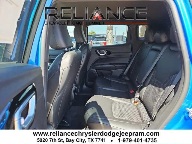 New 2026 Hydro Blue Pearl-Coat Exterior Paint Jeep Latitude image 11
