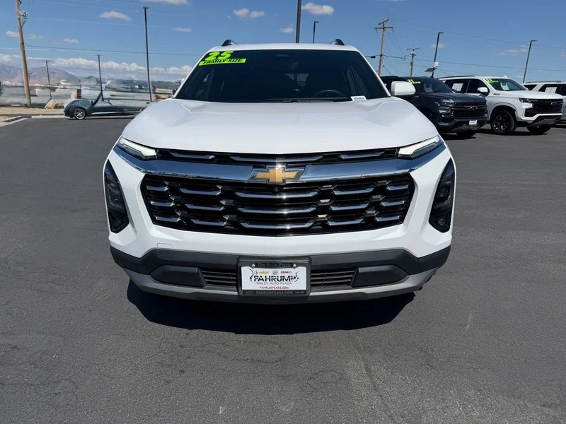 Used 2025 Summit White Chevrolet LT image 8