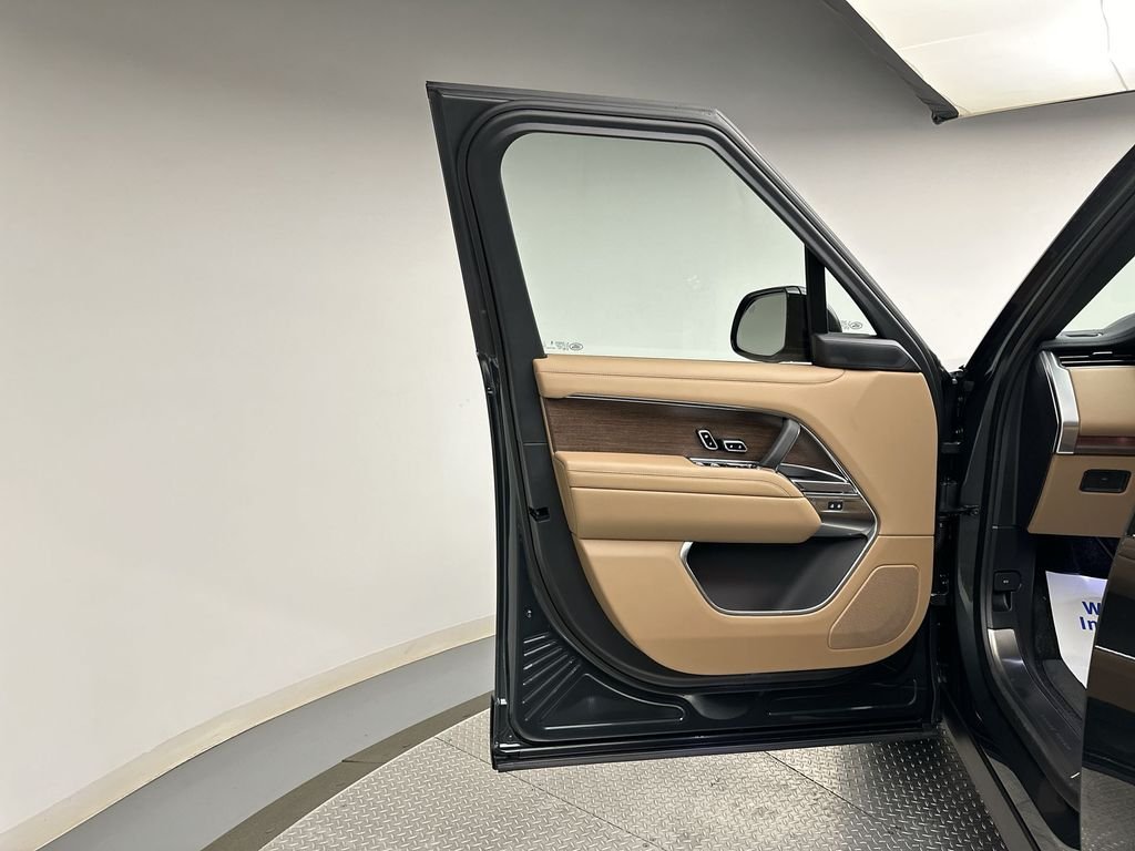 Used 2024  Land Rover SE image 14