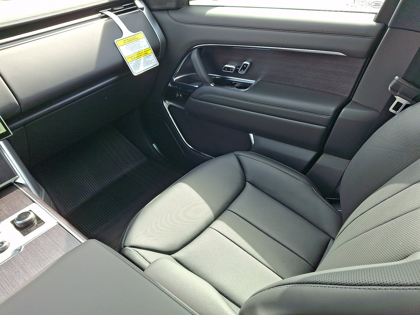 New 2027 Eiger Grey LAND ROVER SE image 4