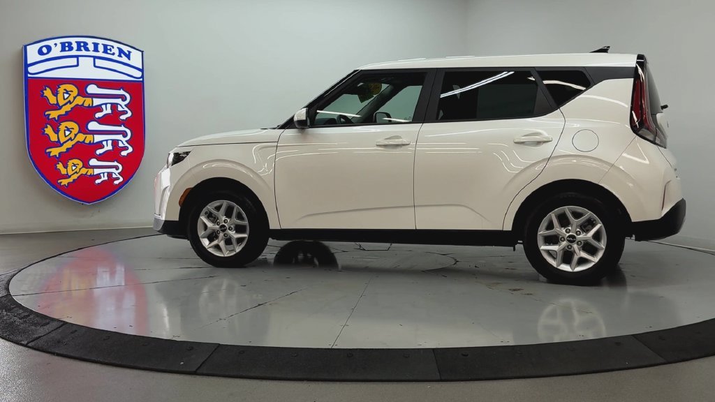 Used 2025 Snow White Pearl Kia LX image 7