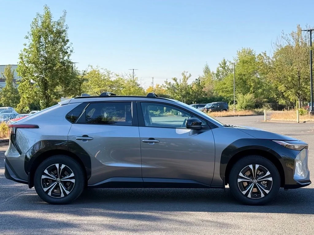 Used 2025  Toyota XLE image 6