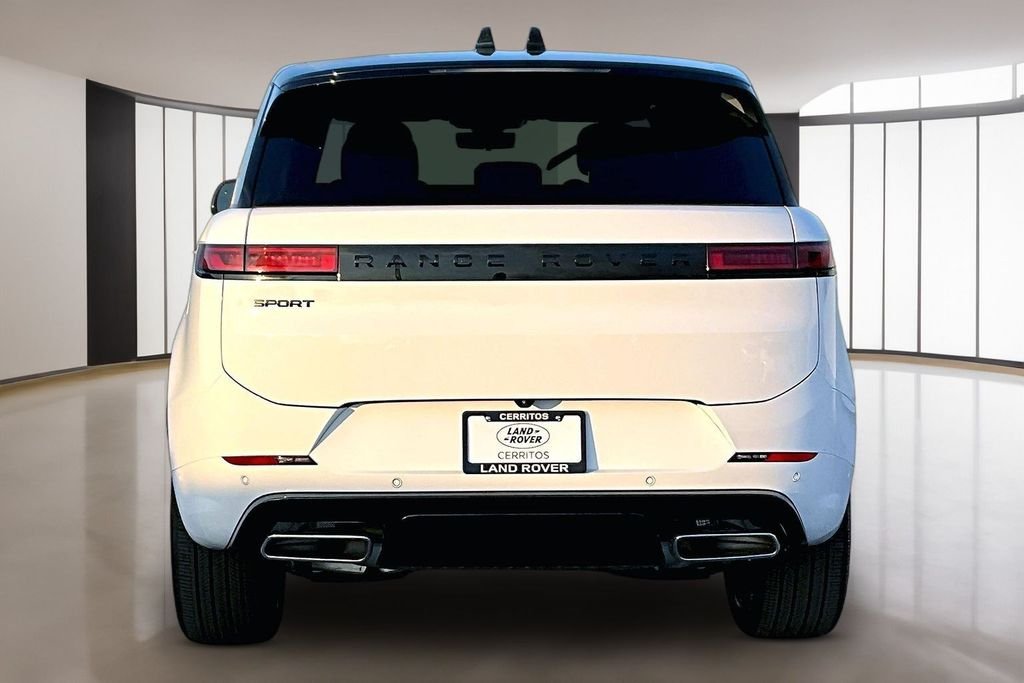 New 2026 FUJI WHITE Land Rover Dynamic SE image 4