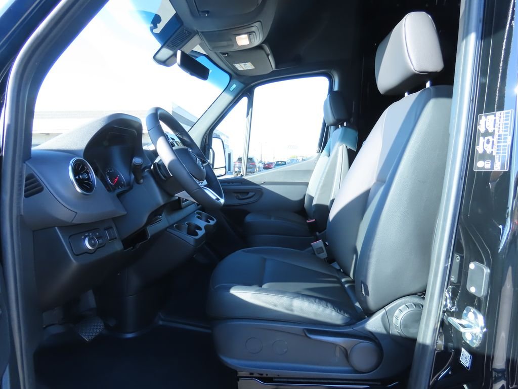 Used 2025  Mercedes-Benz Cargo 170 WB image 19