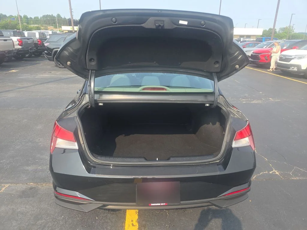 Used 2022 Phantom Black Hyundai SE image 21