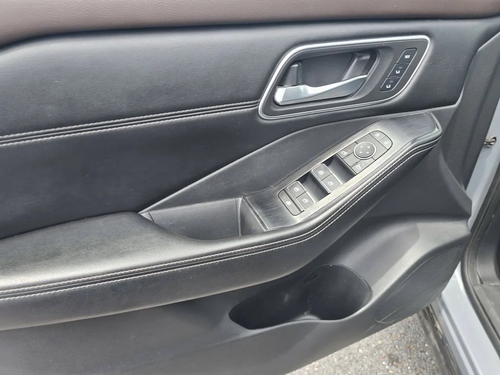 Used 2021 Gray Nissan SL image 21