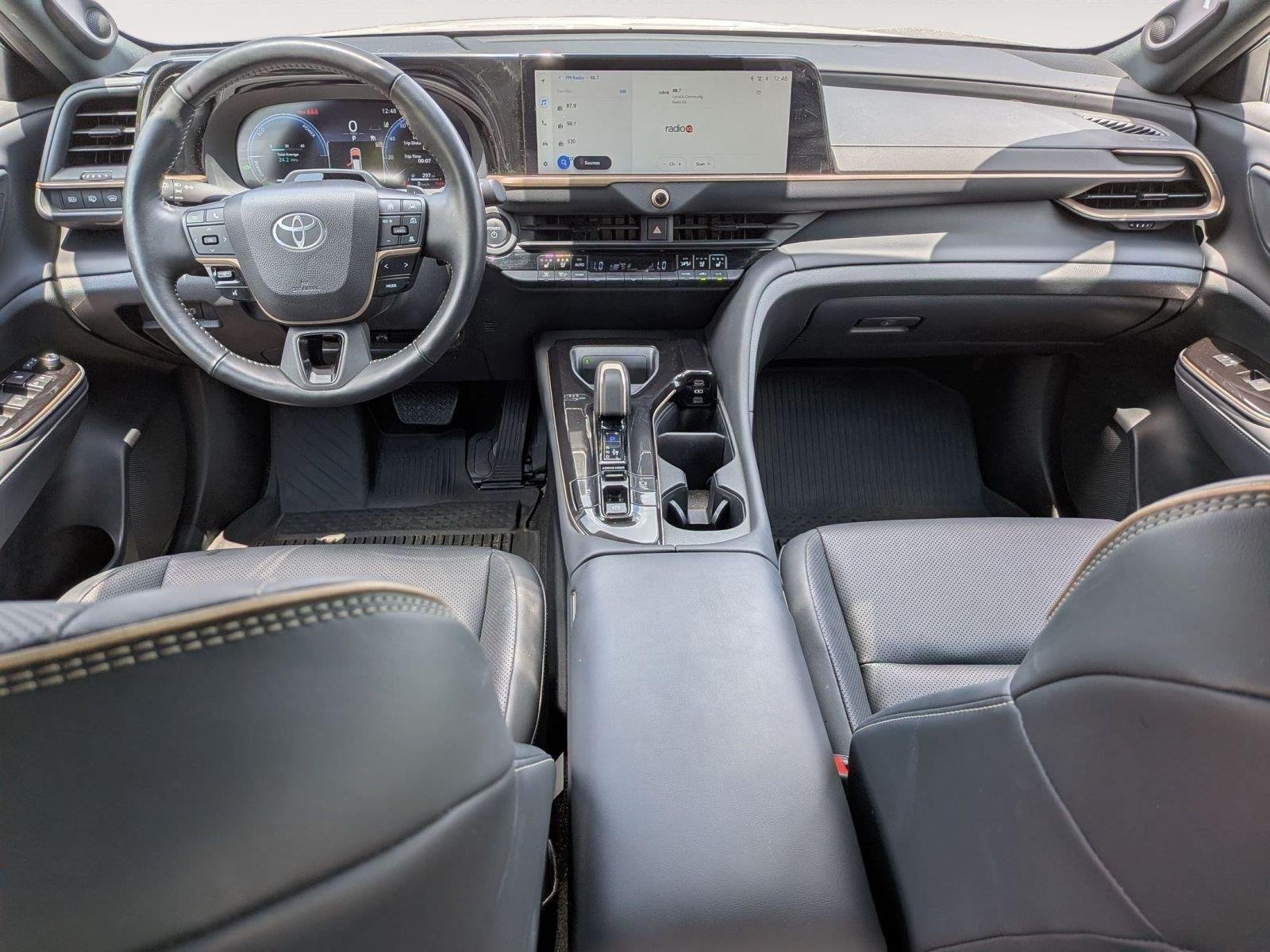 Used 2025 Oxygen White Toyota Limited image 18