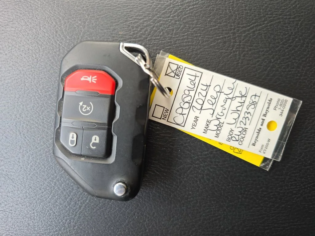Used 2024 White/off-white Jeep Sahara image 17