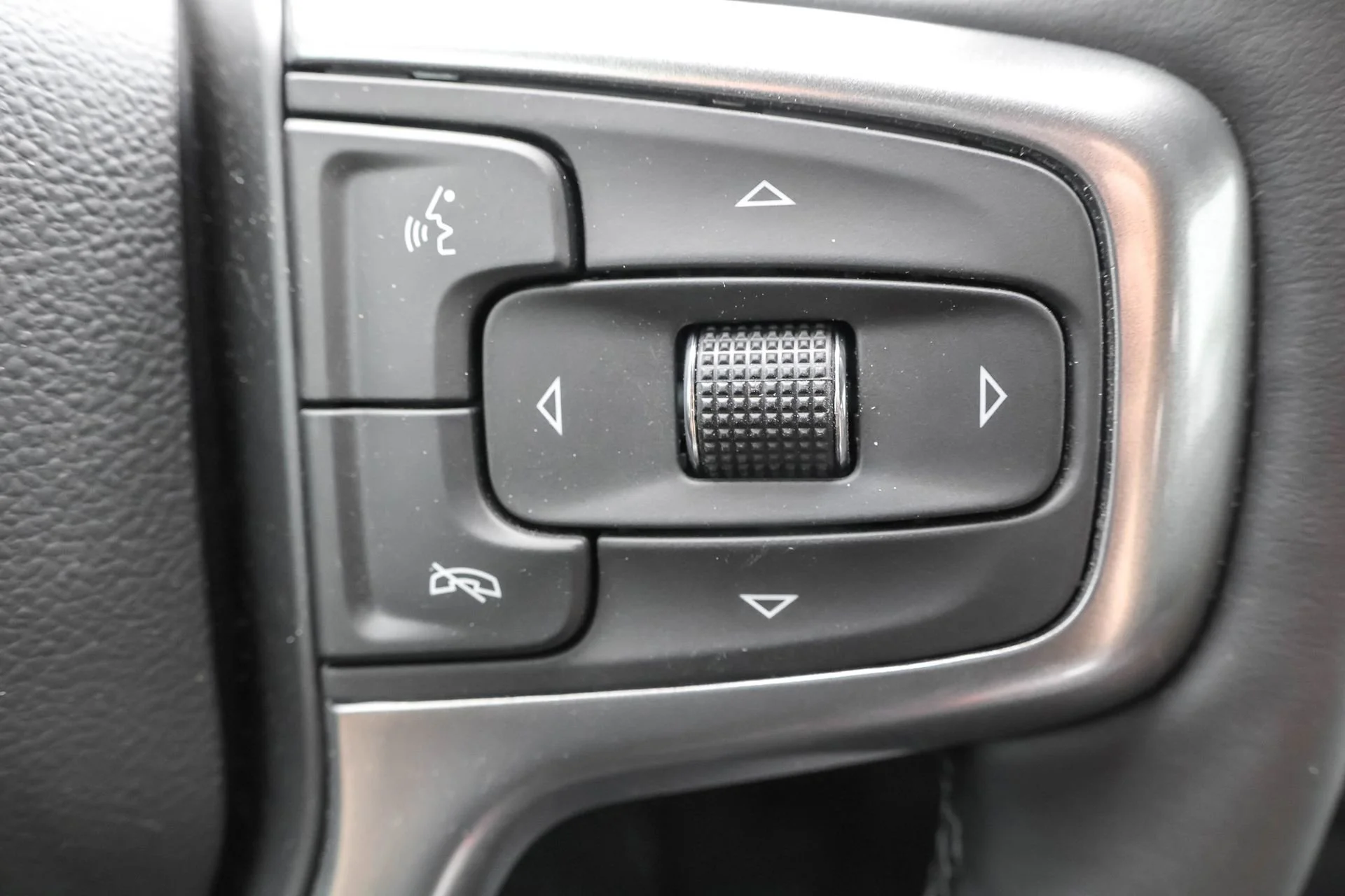 New 2025 Summit White Chevrolet LT (2FL) image 29