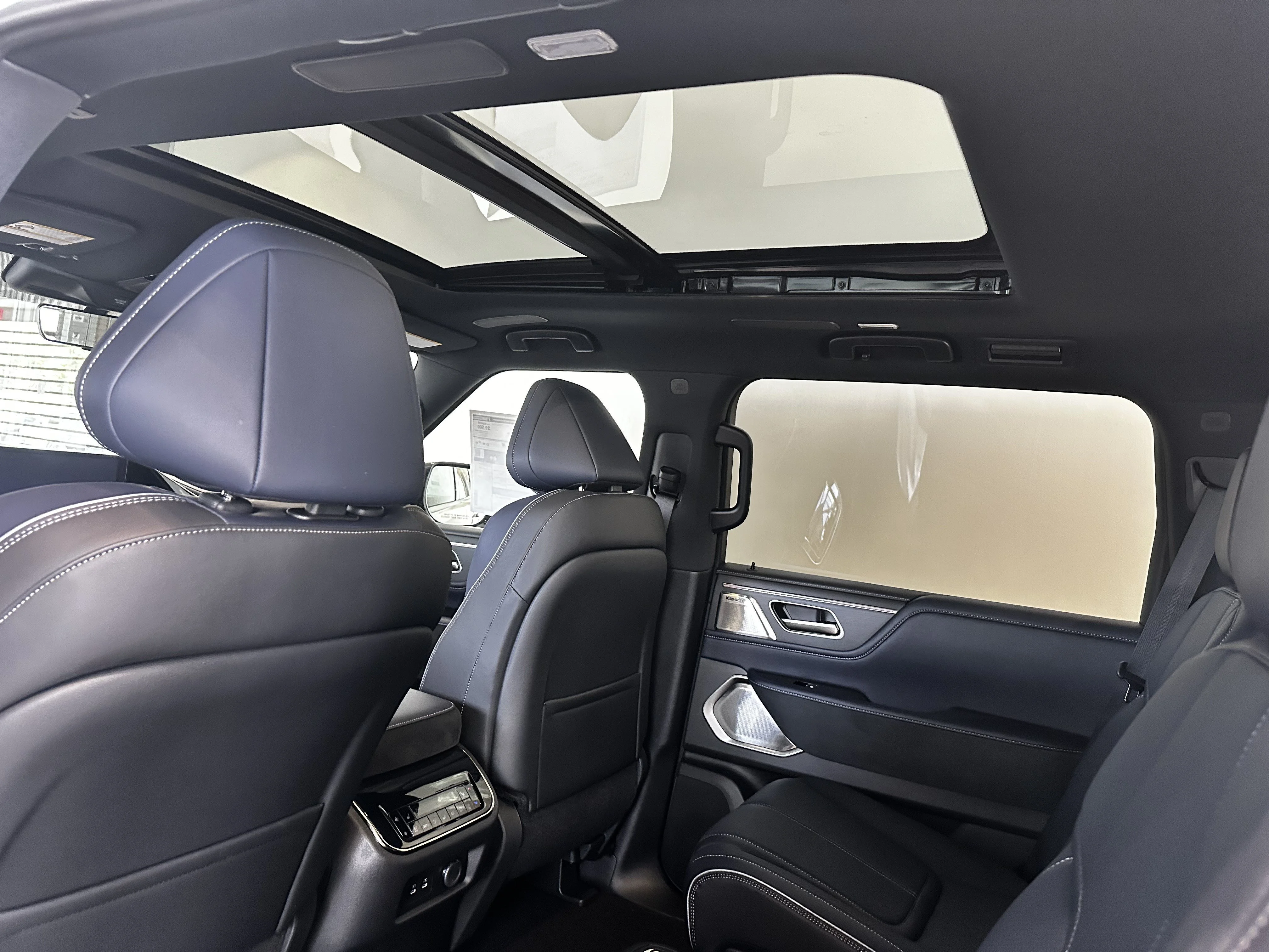 New 2027 2T RADIANT WHIT INFINITI Sport 4WD image 14