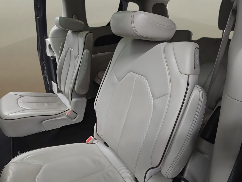 Used 2018 Gray Chrysler Limited image 14