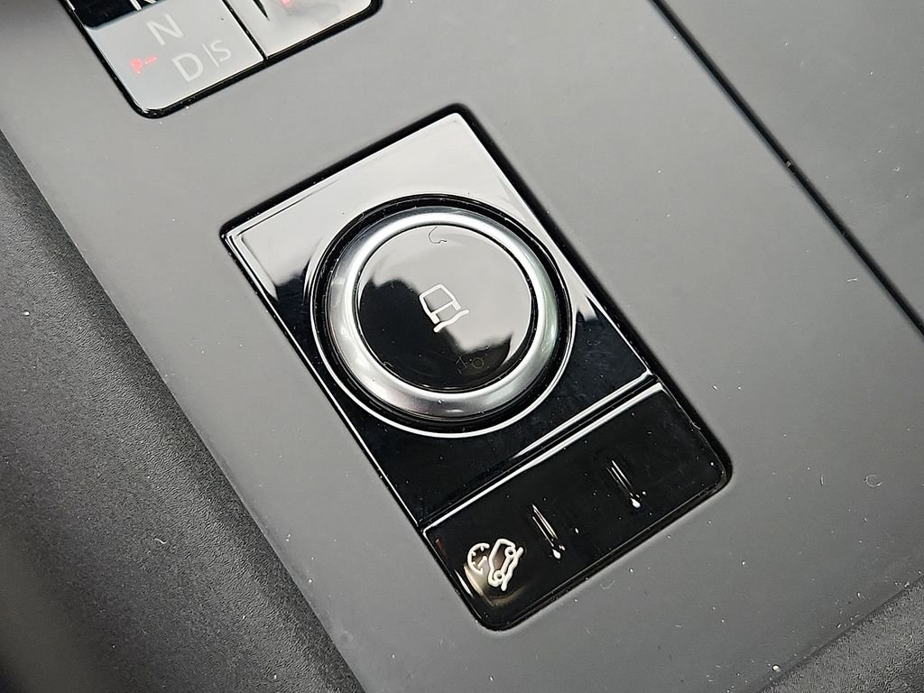Used 2025 Fuji White Land Rover S image 26