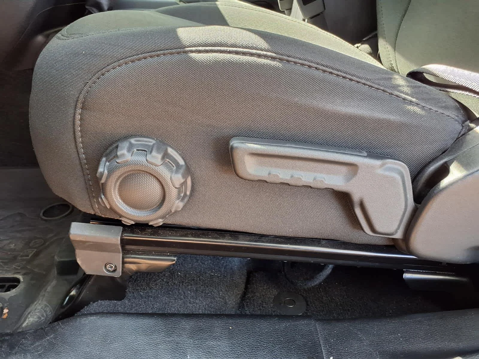 Used 2019  Jeep Sport S image 15