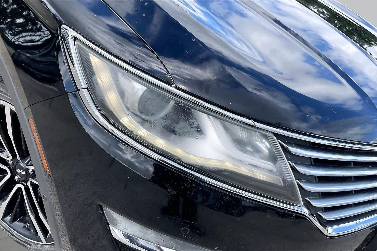 Used 2017 Diamond Black Metallic Lincoln Reserve image 25