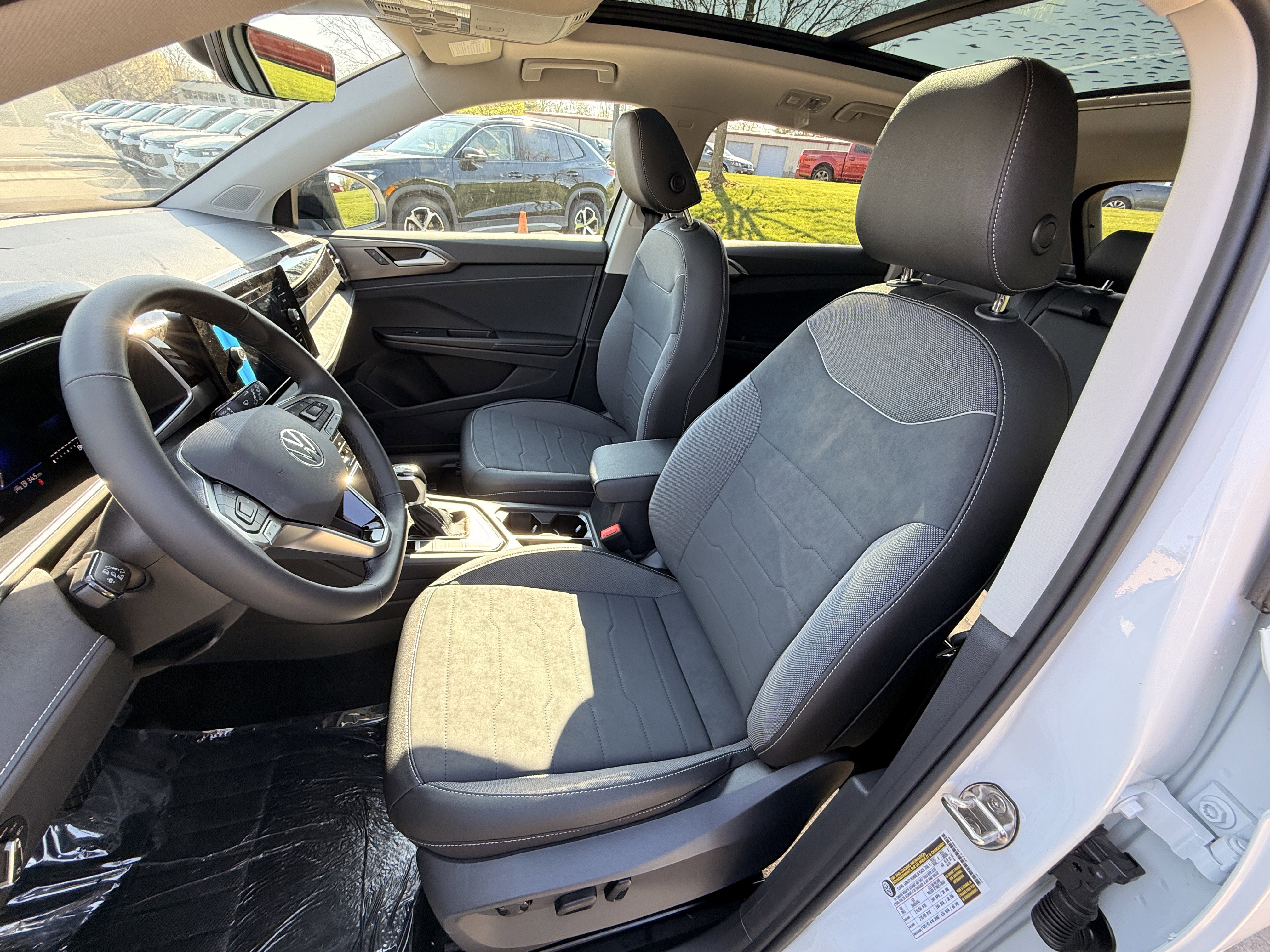 New 2026 Pure White w/Deep Black Roof Volkswagen SE Black image 25