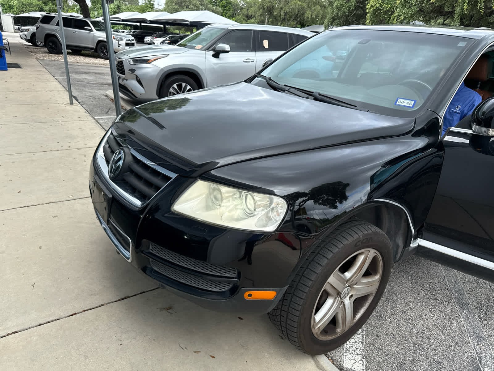 Used 2006 Black Volkswagen 4.2L V8 image 7