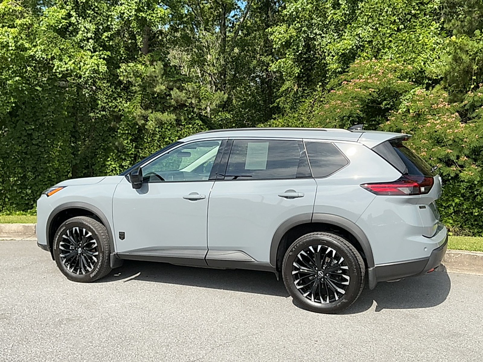 Used 2026 Boulder Gray Pearl Nissan Dark Armor image 3