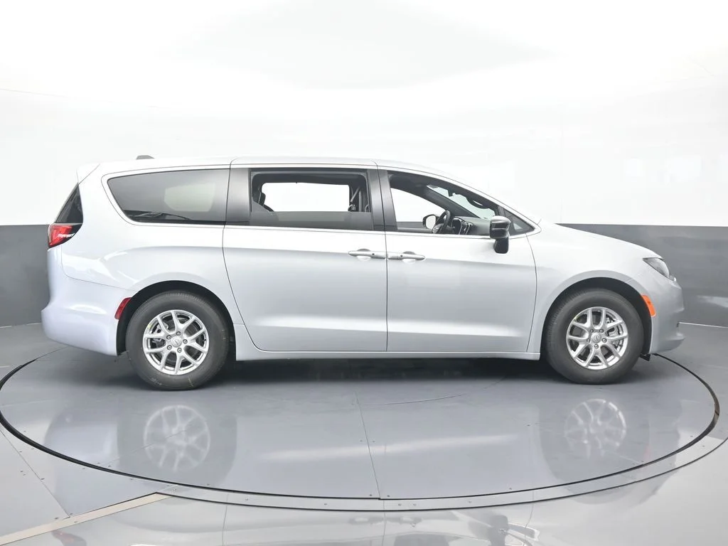 2026 Chrysler Voyager LX - Photo 7
