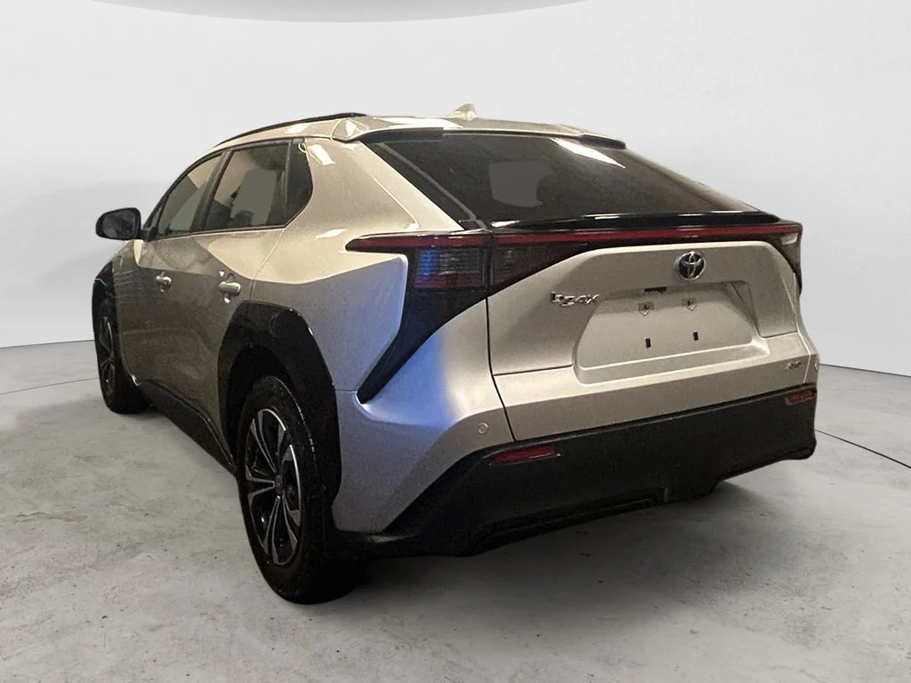 Used 2023 Elemental Silver Toyota XLE image 3