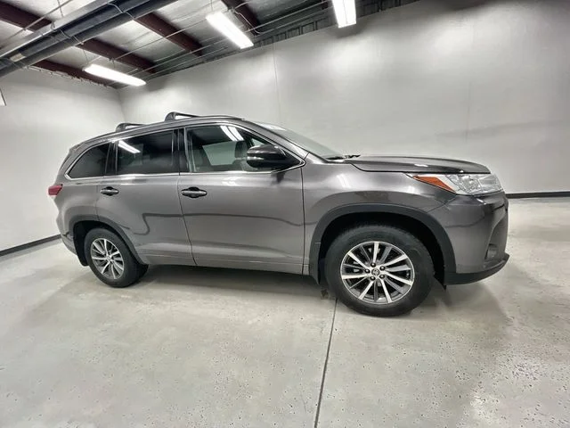 Used 2018 Gray Toyota XLE image 9