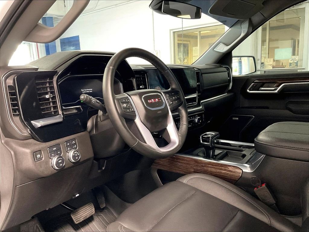 Used 2025 White GMC Elevation image 8