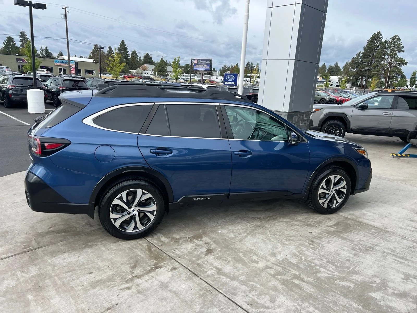Used 2020 Abyss Blue Pearl Subaru Limited image 4