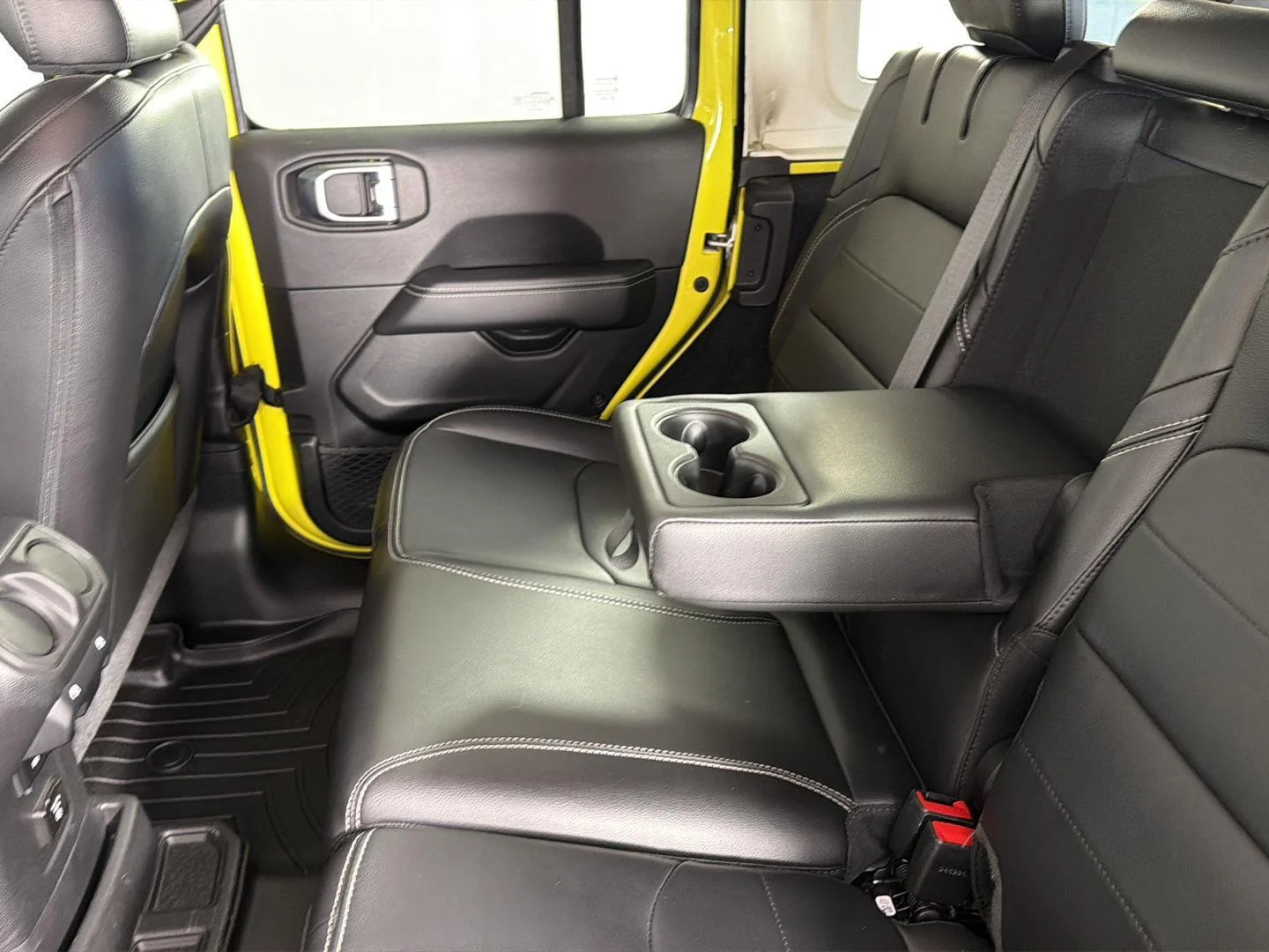 Used 2022 High Velocity Clearcoat Jeep Unlimited Sahara image 23