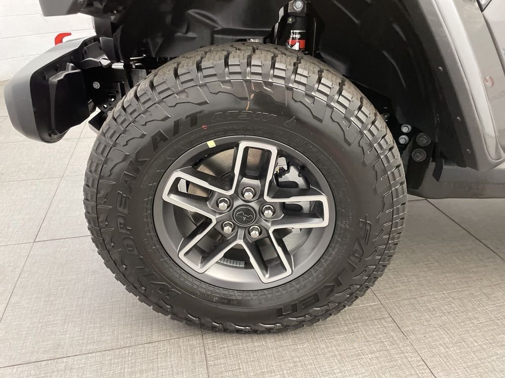New 2026 Granite Crystal Metallic Clear-Coat Exterior Paint Jeep Mojave image 8