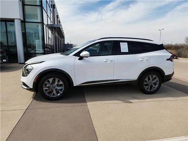 Used 2023 White KIA SX Front-Wheel Drive image 2