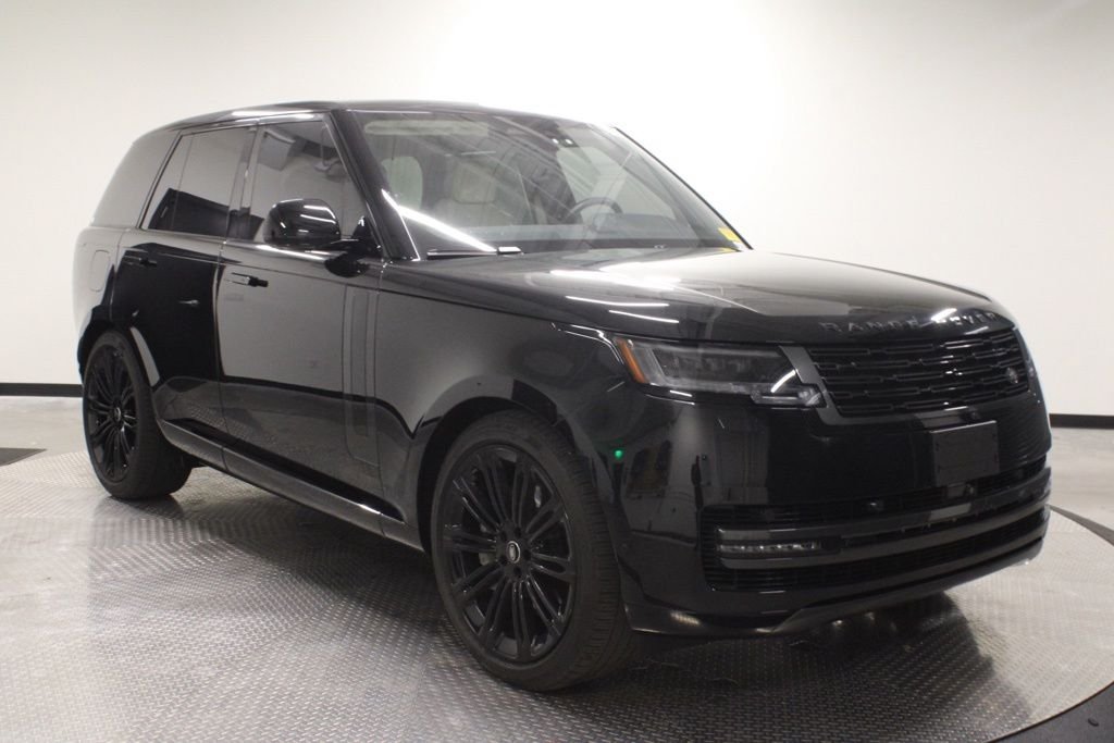 Used 2025  Land Rover SE image 12