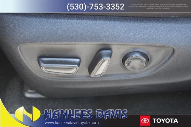 2025 Toyota RAV4 XLE - Photo 13