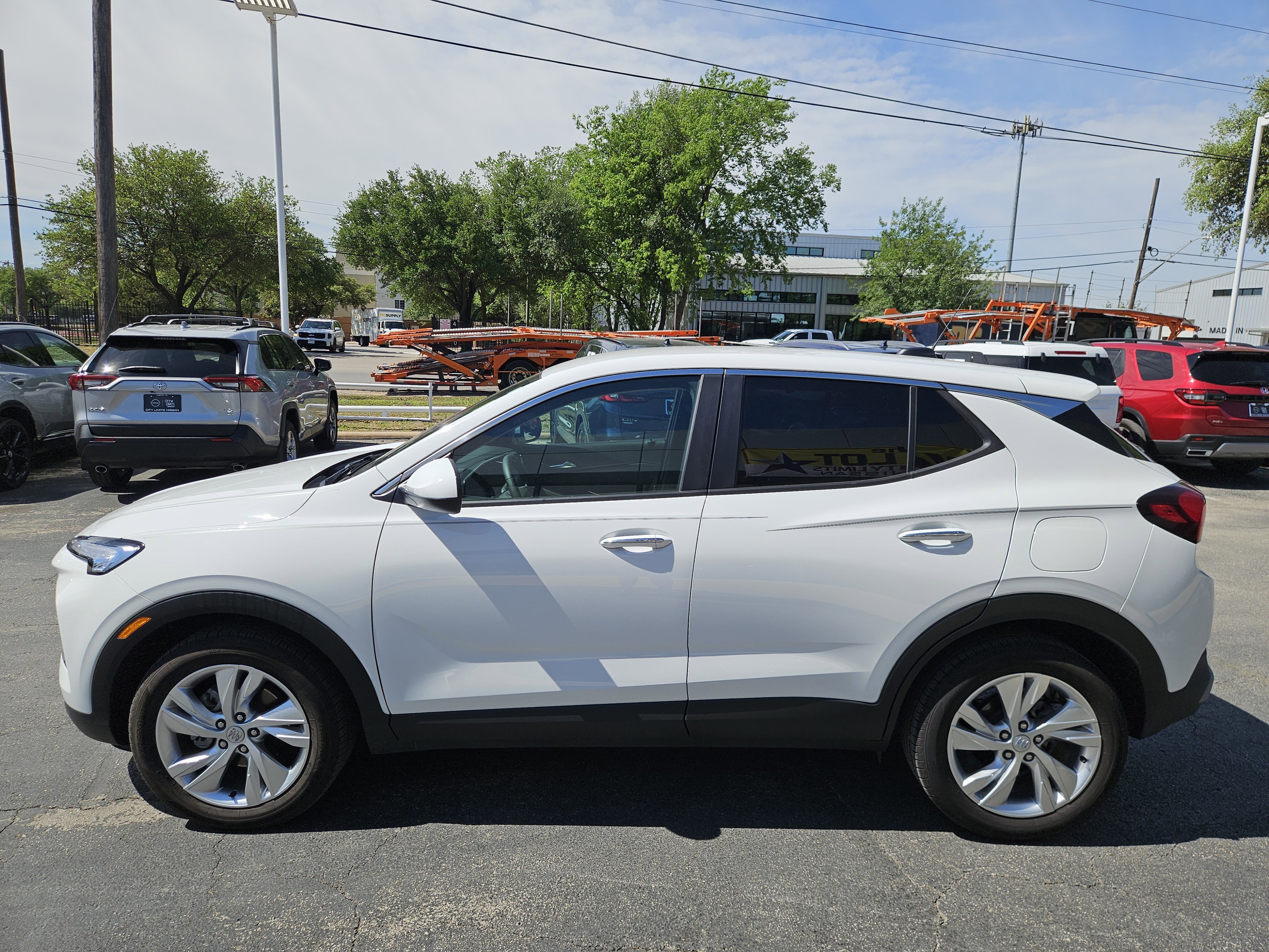 Used 2025 Summit White Buick Preferred image 4