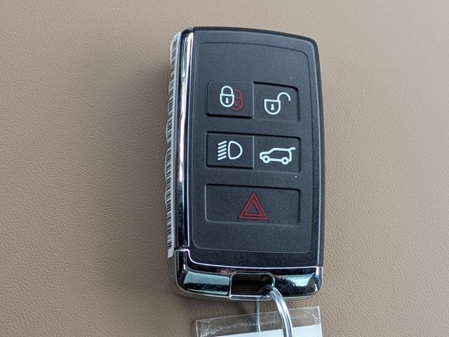 New 2027 Fuji White LAND ROVER  image 30
