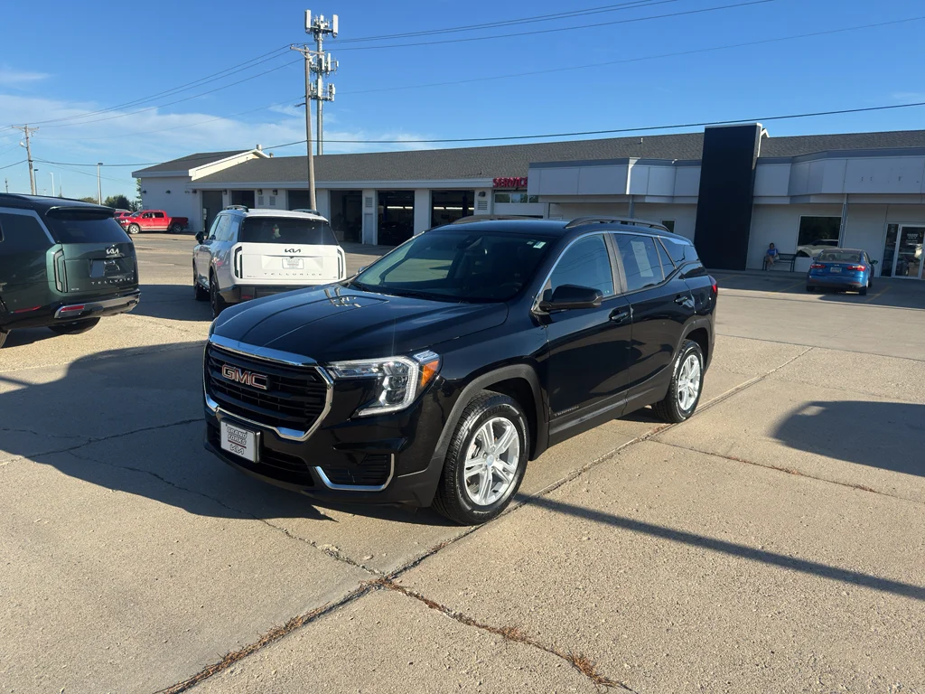 Used 2022 Ebony Twilight Metallic GMC SLE image 2