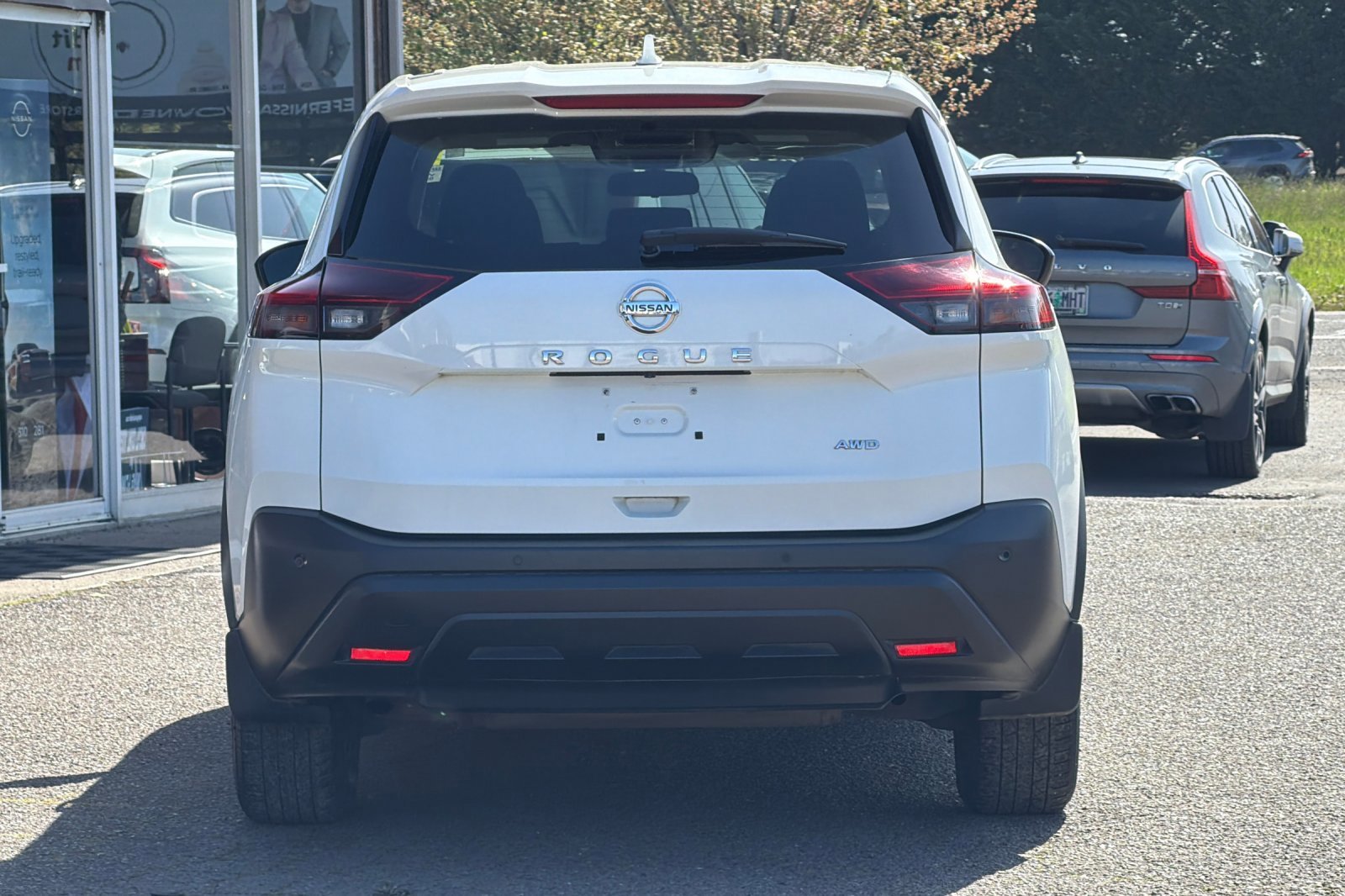 Used 2021 Glacier White Nissan S image 5