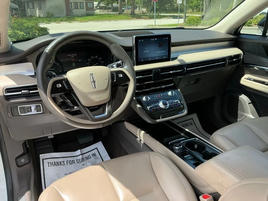 Used 2021 White Lincoln Standard image 31
