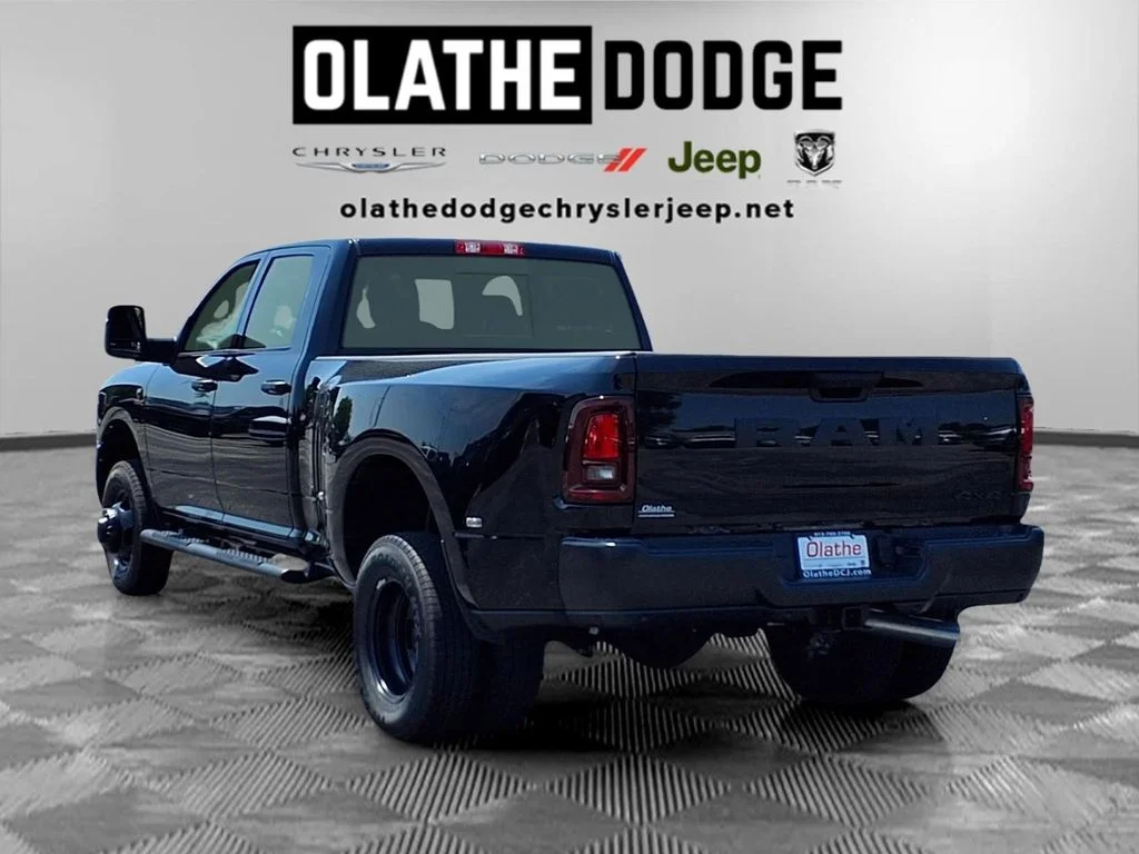 New 2026 Diamond Black Crystal Pearl-Coat Exterior Paint RAM Tradesman image 3