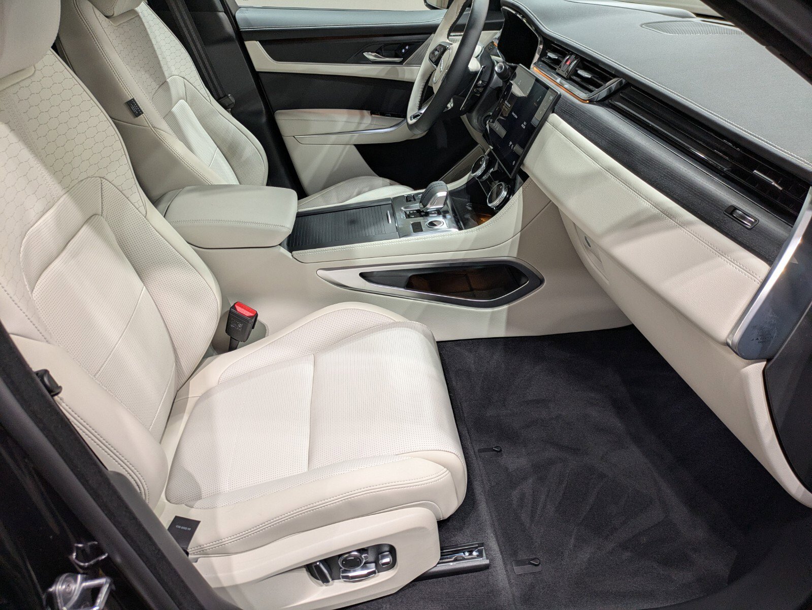 2026 Jaguar F-Pace R-Dynamic S - Photo 25
