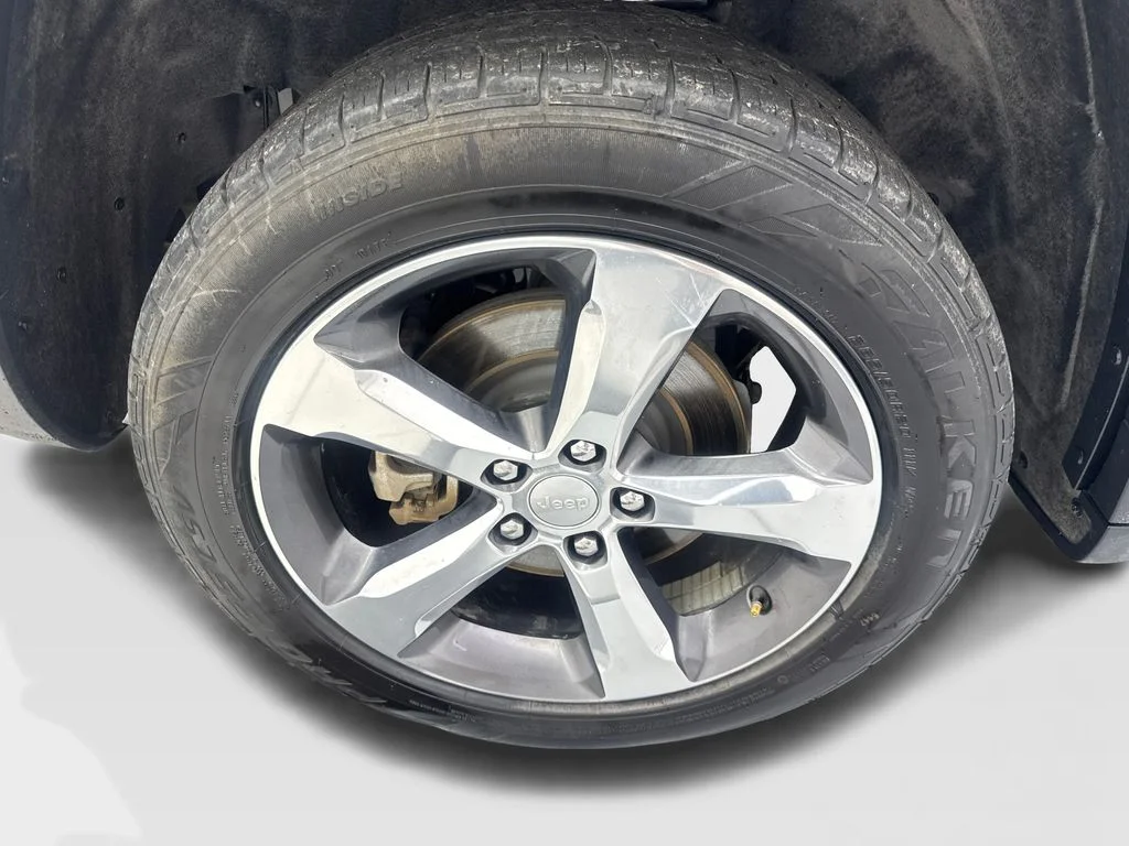 Used 2022 Silver Jeep Limited image 92