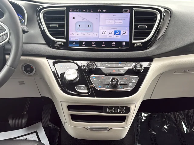 Used 2024 White Chrysler Touring L image 20