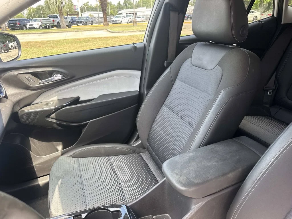 Used 2025 White Chevrolet LT image 19