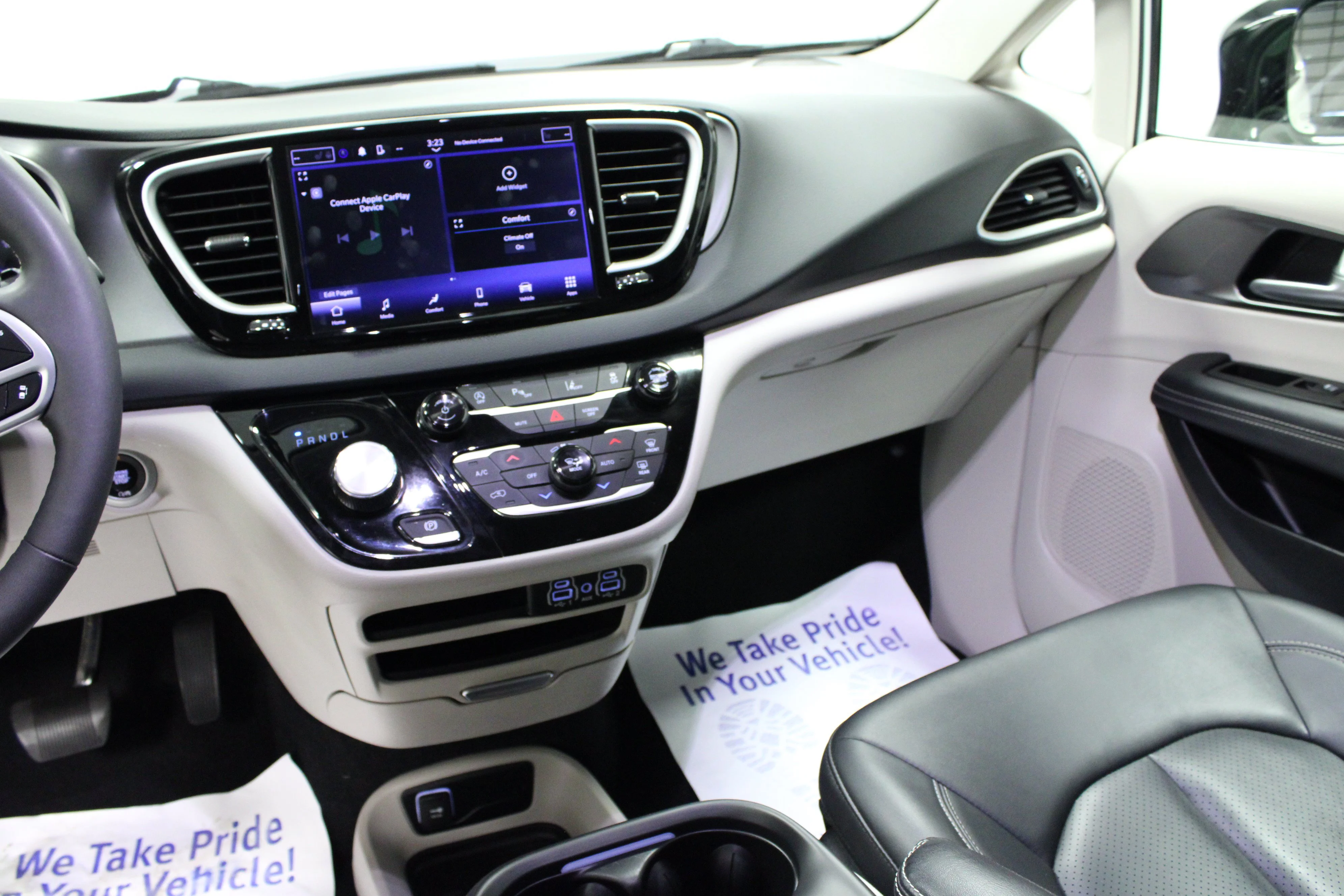 Used 2024 Bright White Clearcoat Chrysler Touring L image 20