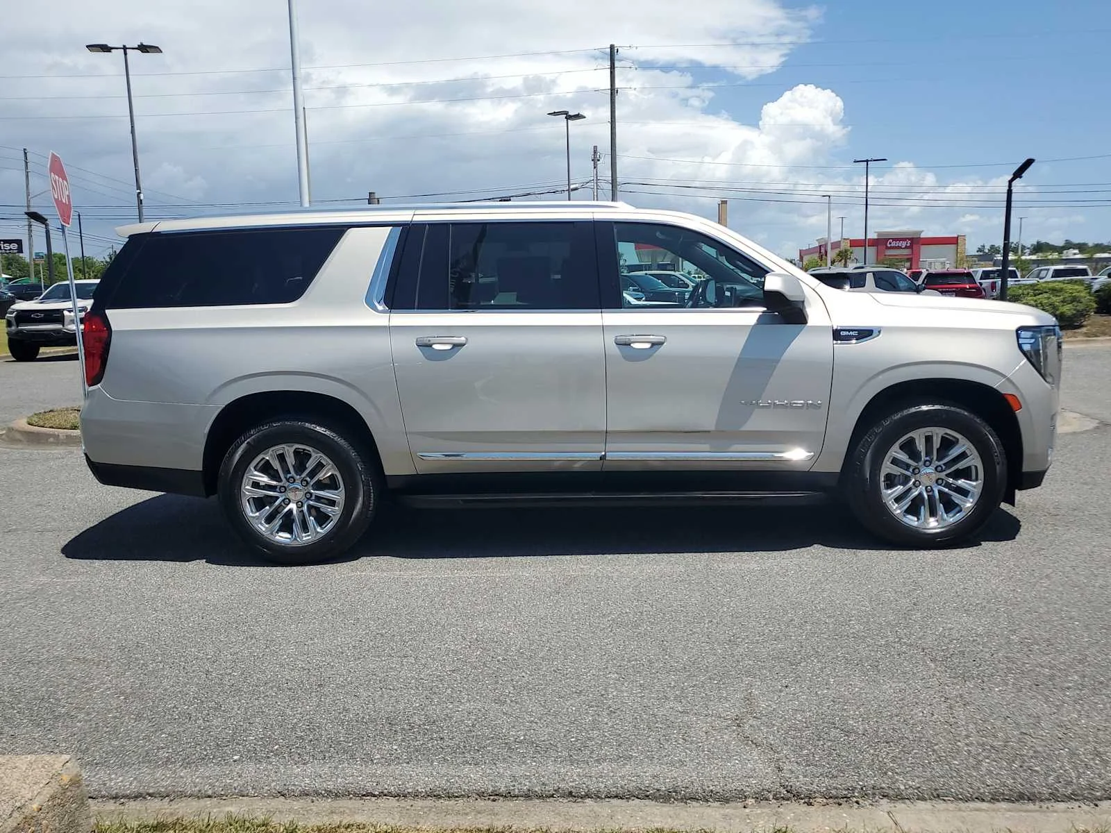 Used 2023 Pearl Beige Metallic GMC SLT image 7