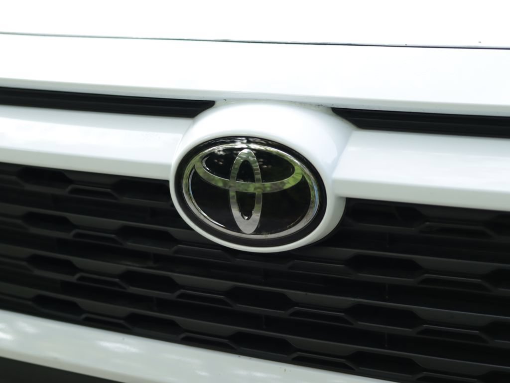 Used 2025 Ice Cap Toyota LE image 27