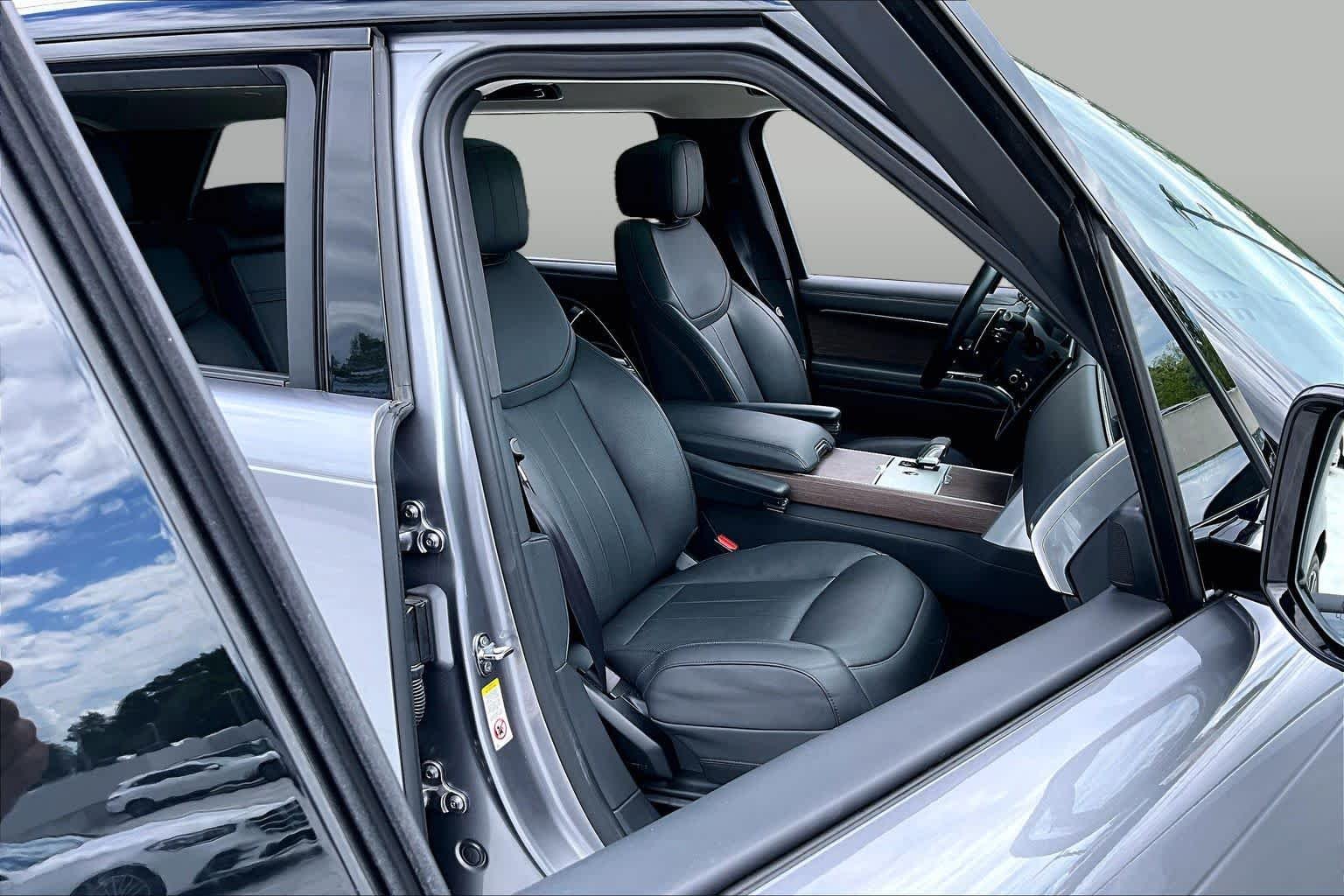 Used 2025 Charente Grey Premium Metallic Land Rover SE image 9