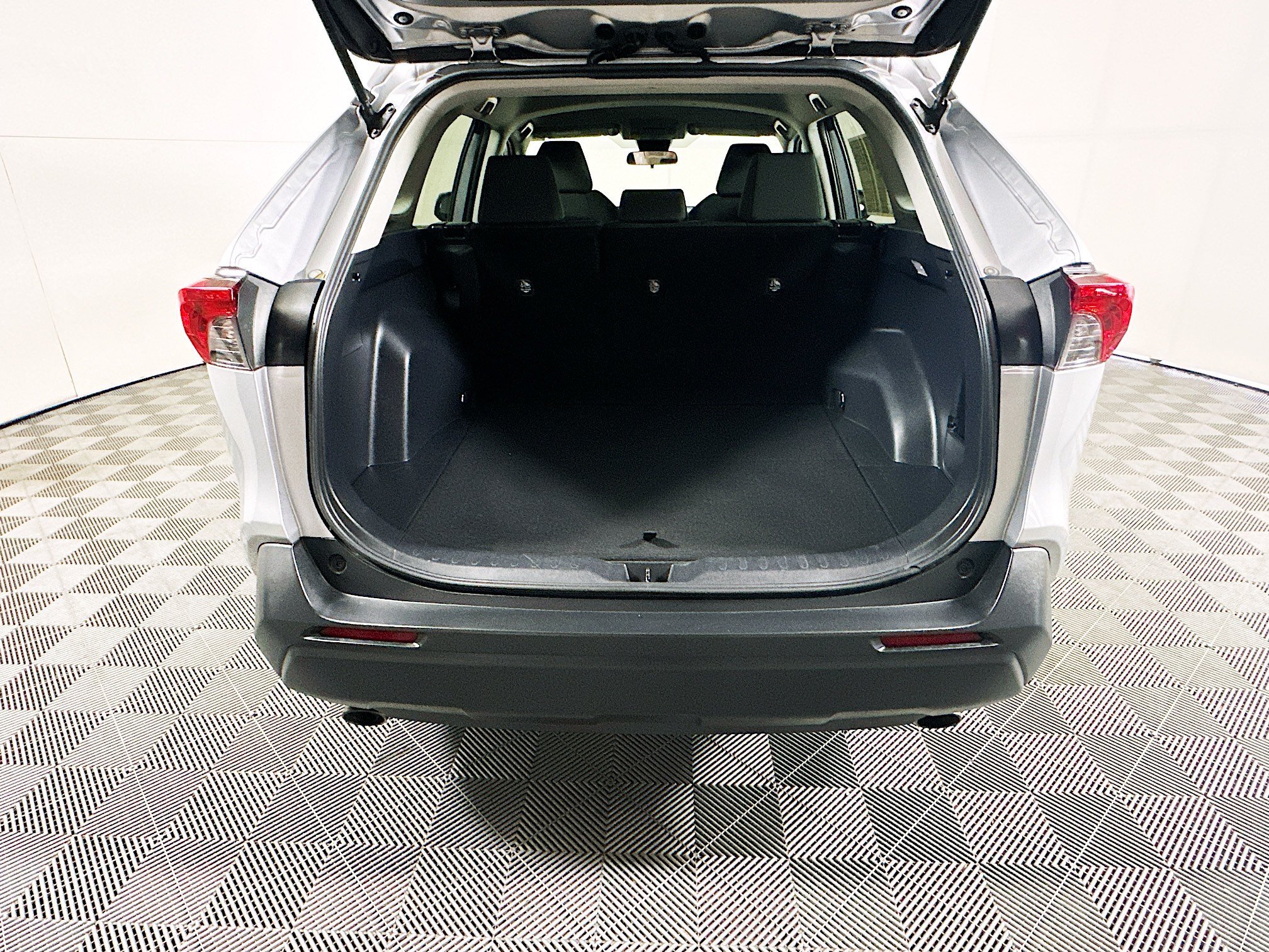 Used 2020 Silver Sky Metallic Toyota XLE image 31
