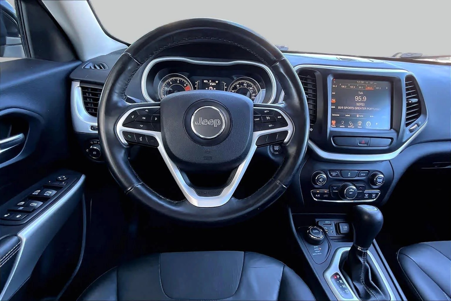 Used 2018 Diamond Black Crystal Pearlcoat Jeep Latitude Plus image 6