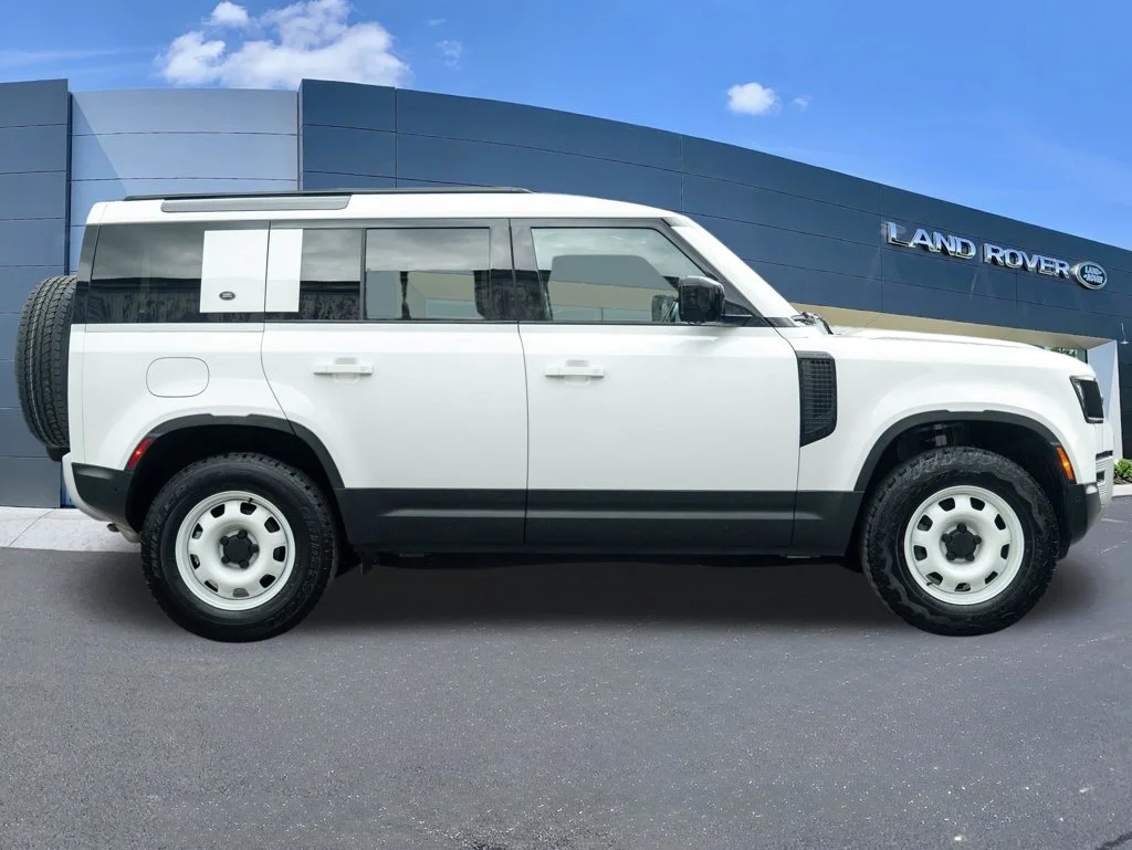 Used 2023 White Land Rover Standard image 8