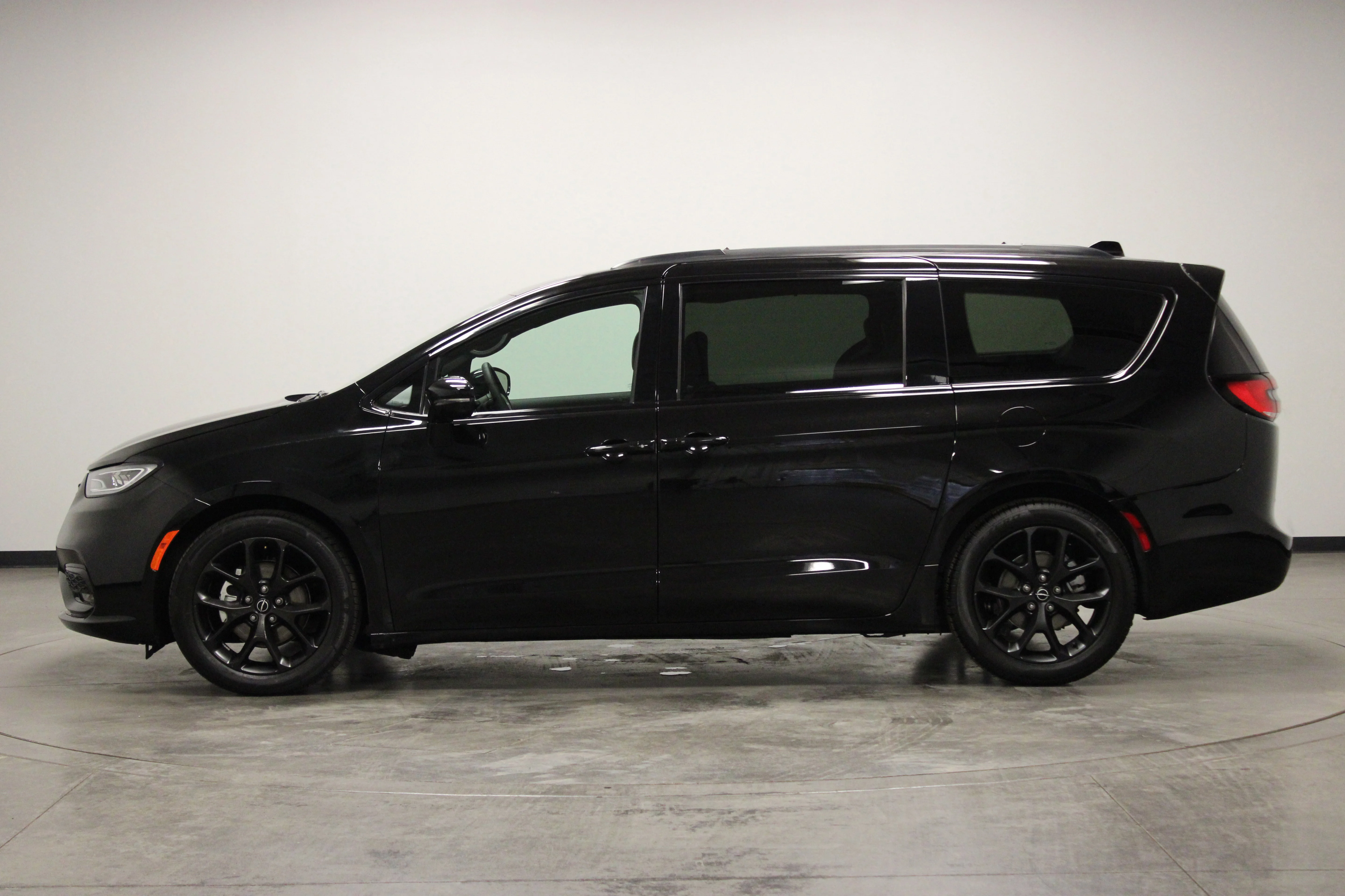 Used 2026 Diamond Black Crystal Pearlcoat Chrysler Limited image 5