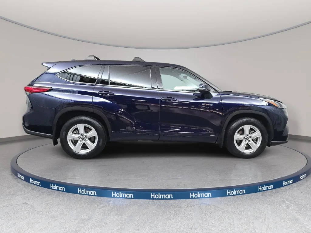 Used 2020  Toyota LE image 5